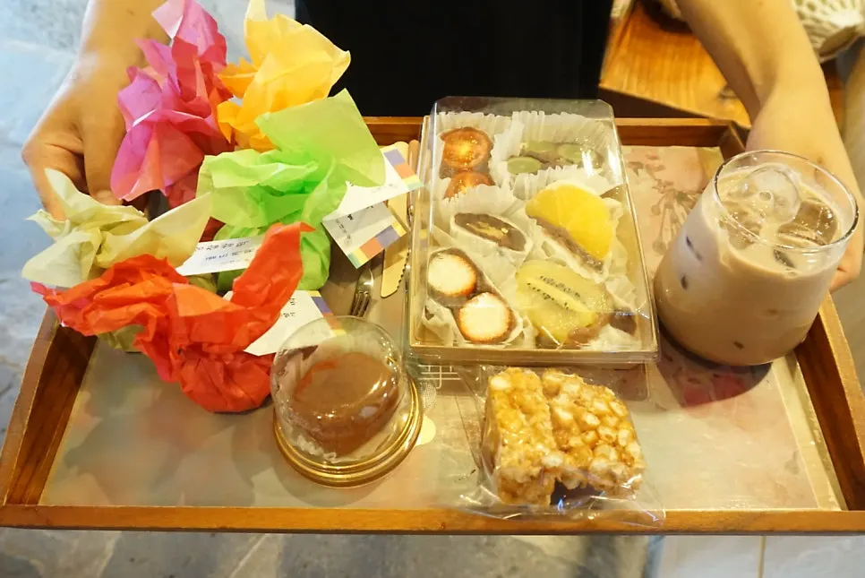 Chapssaltteok and chocolate latte set on a table
