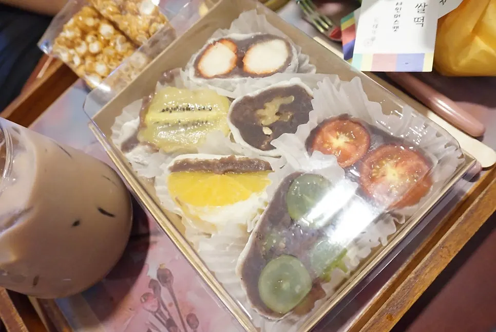 The mochi lunchbox with several flavors arranged inside