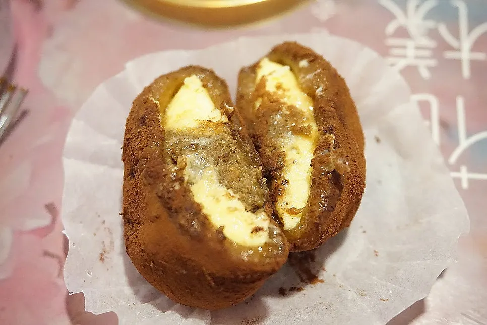 Cross-section of the white-centered tiramisu mochi