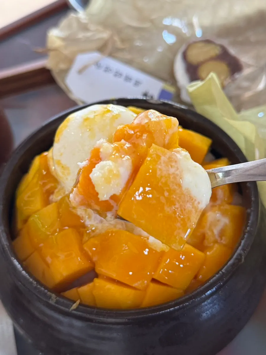 생망고가 푸짐하게 올라간 빙수