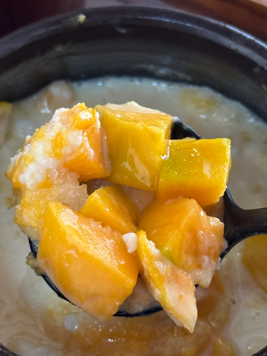 달콤한 생망고를 올린 우유빙수