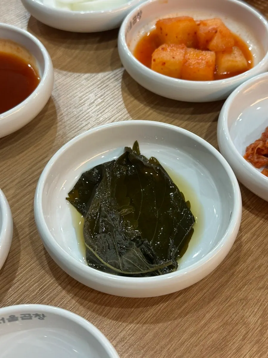 상추와 깻잎이 담긴 쌈채소 접시