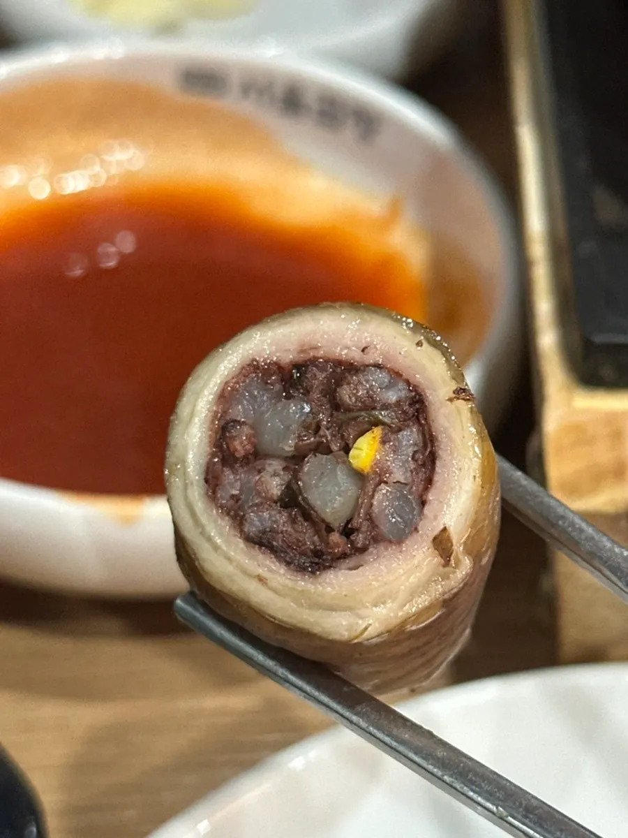 선지가 가득한 암뽕순대 한 접시