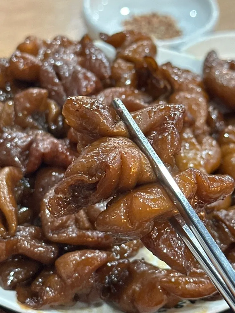 접시 아래 불을 피운 곱창구이 안매운맛