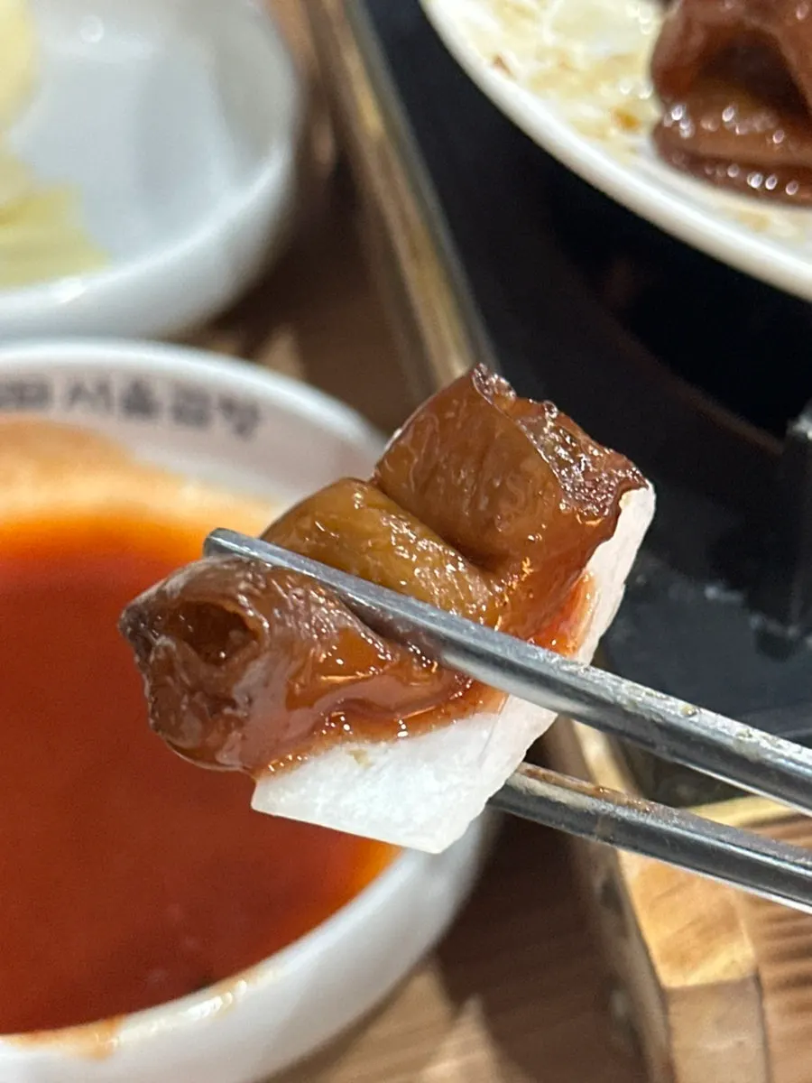 곱창을 쌈채소에 싸 먹는 모습