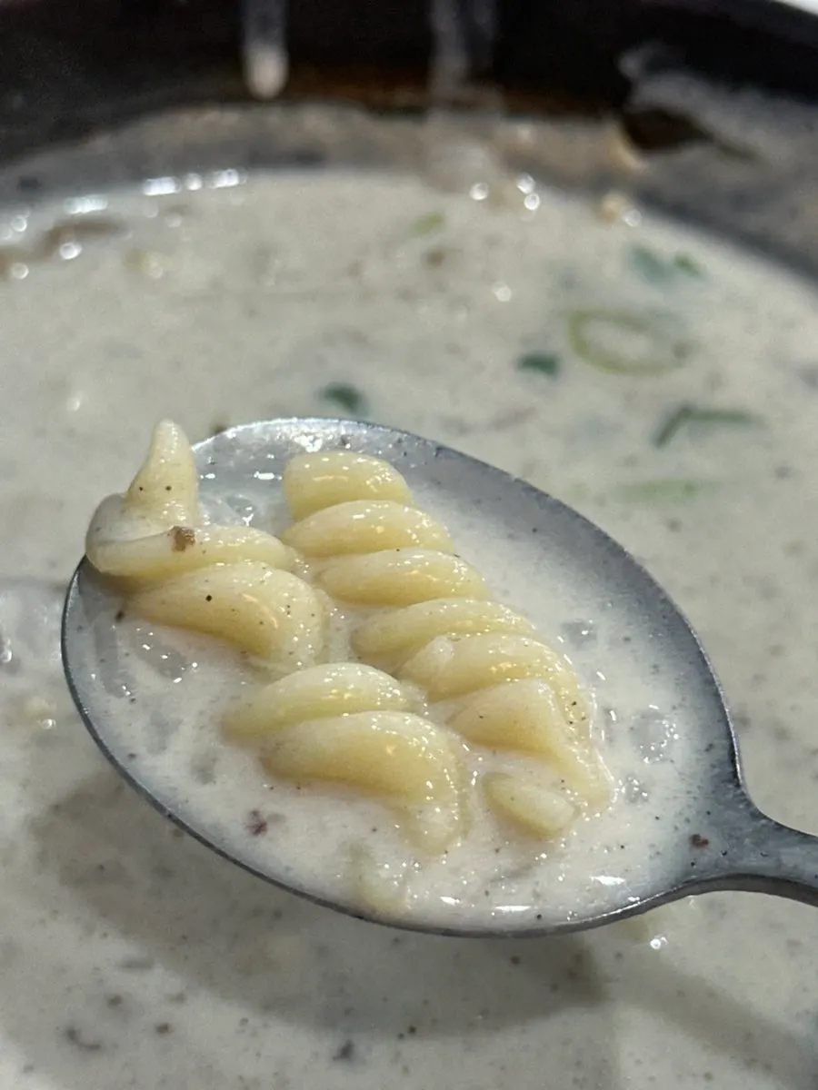 뚝배기에 끓여 나온 크림순대국밥