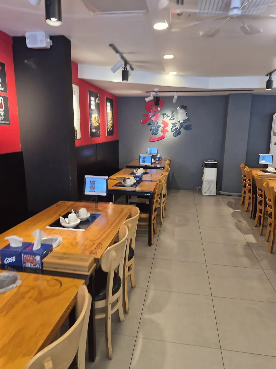 Restaurant table with a tablet ordering device