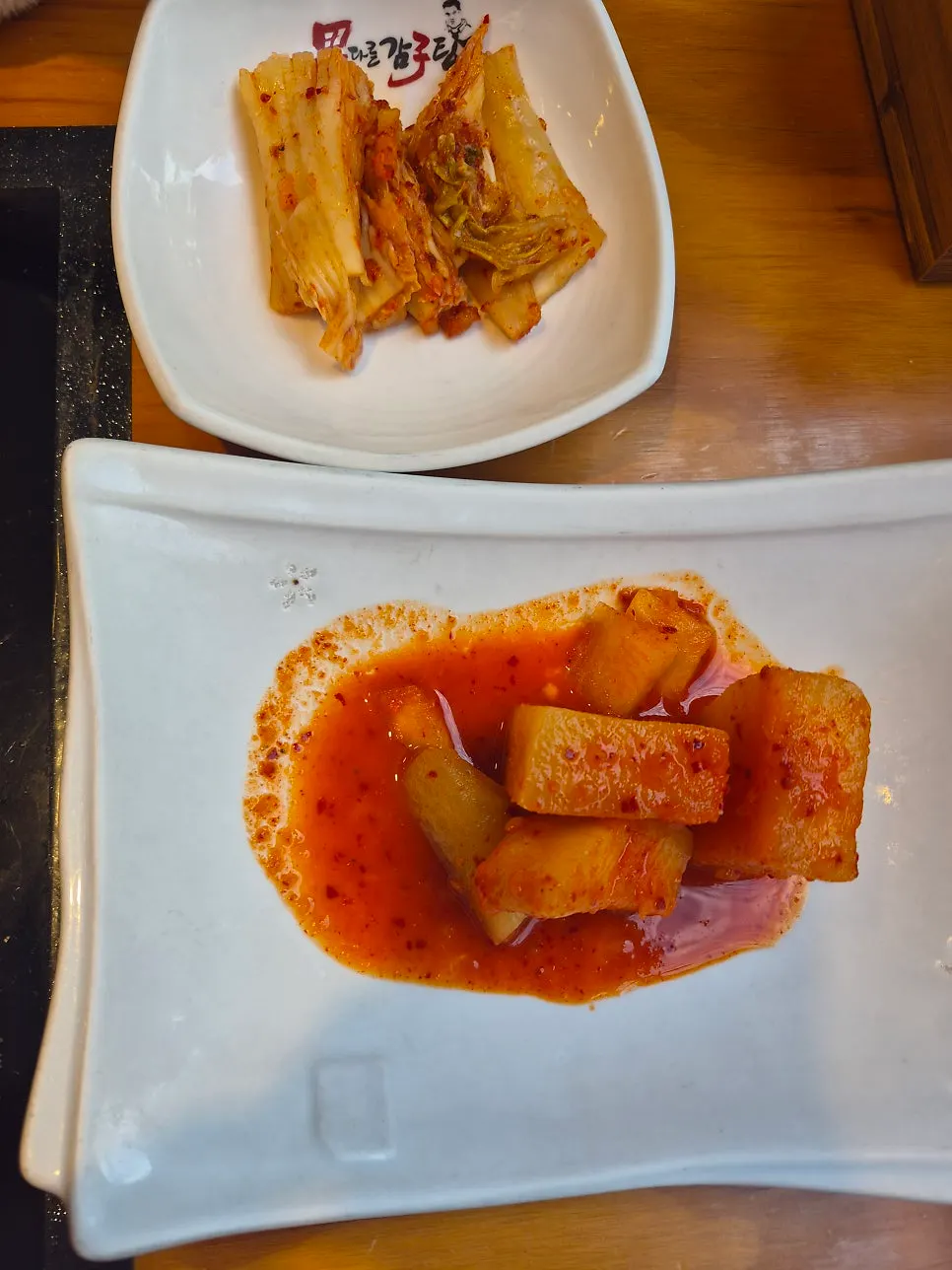 Basic side dishes including seasoned bean sprouts and peppers