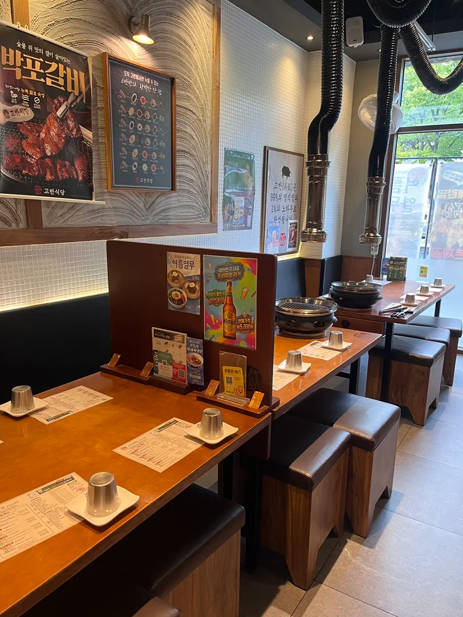 Ruang parkir luas di hadapan restoran