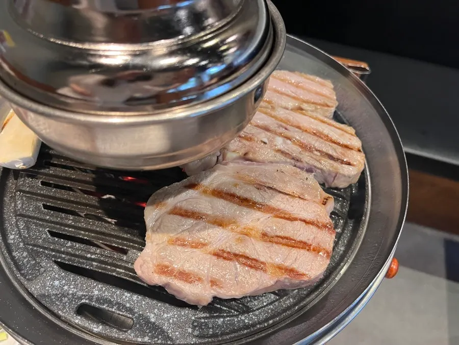 Sepinggan samgyeopsal dan moksal segar matang