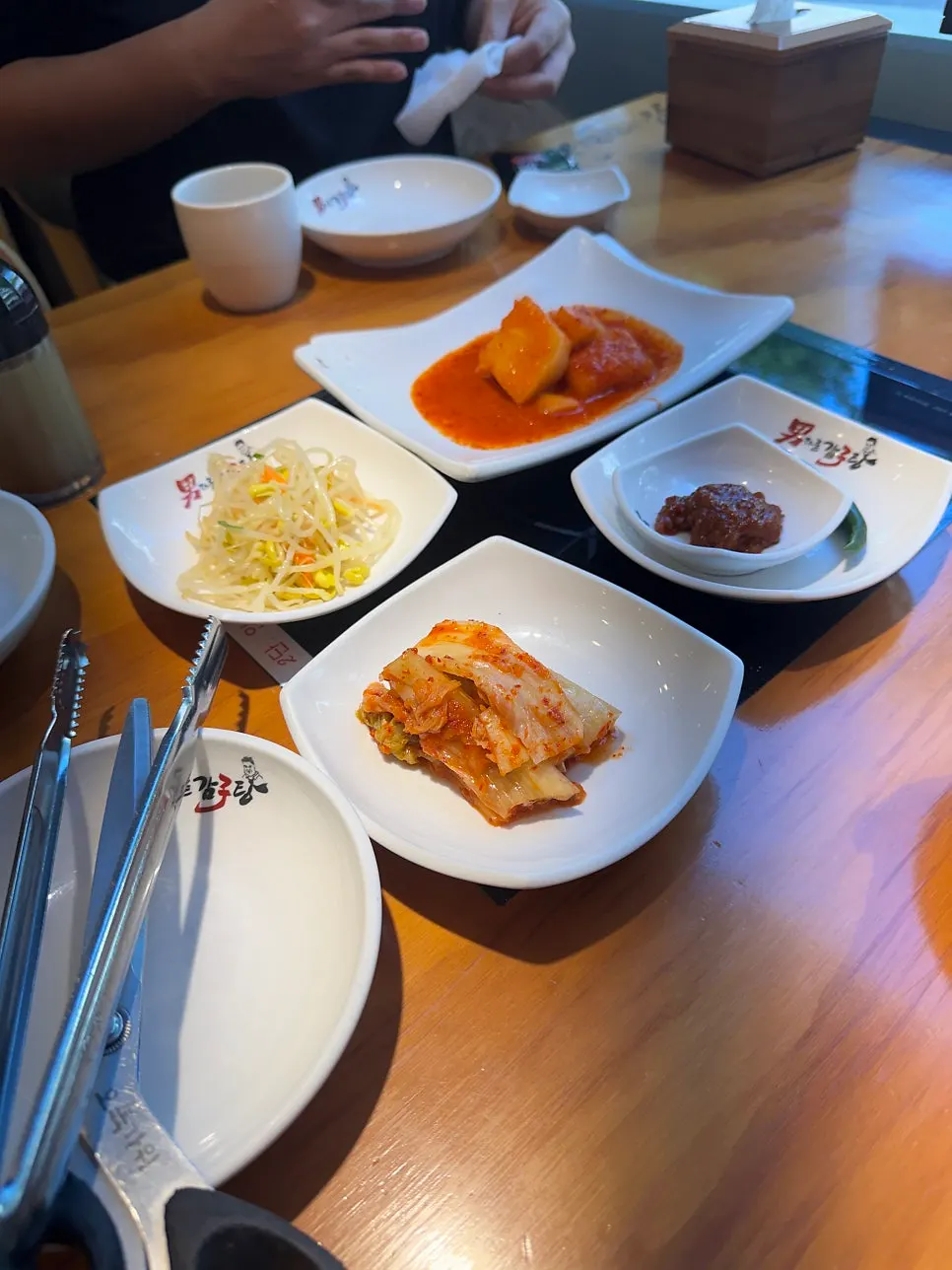 Spacious dining hall inside Namdareun Gamjatang Suncheon Jorye branch