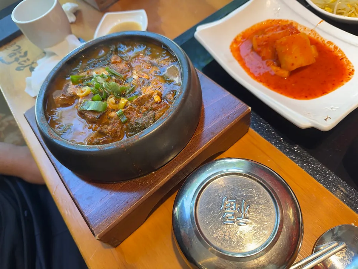 Namdareun Gamjatang's large namjatang packed with pork bone meat