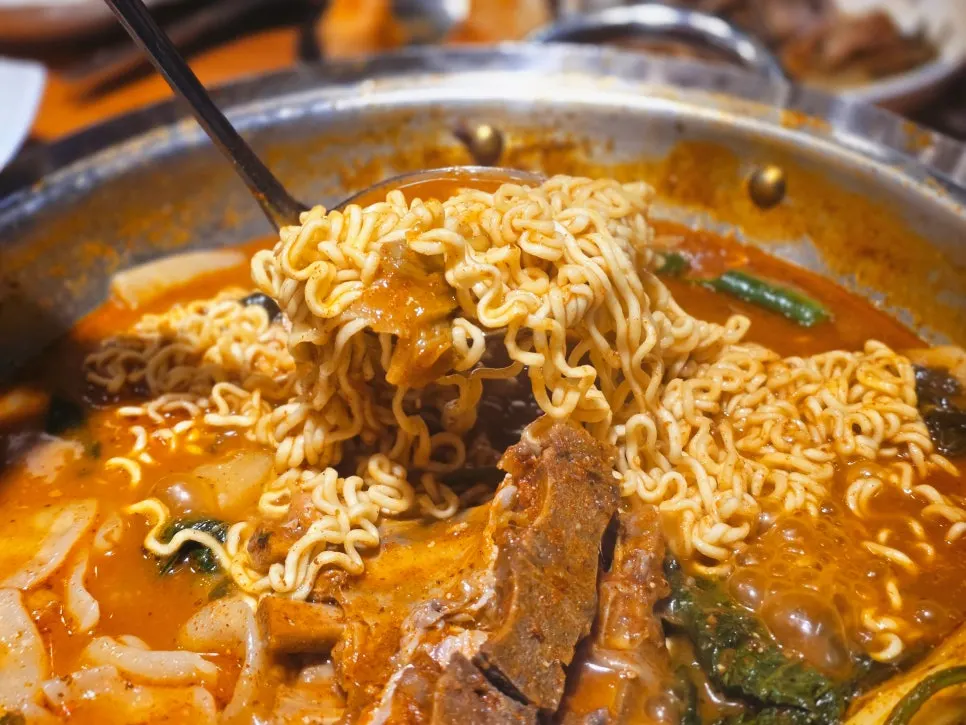 Gamjatang boiled with added ramyeon noodles and dumpling dough