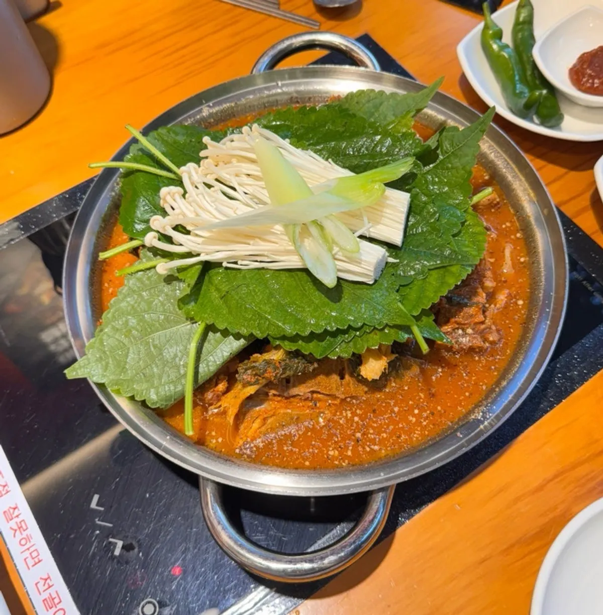 A full spread of gamjatang at Namdareun Gamjatang Suncheon Jorye branch