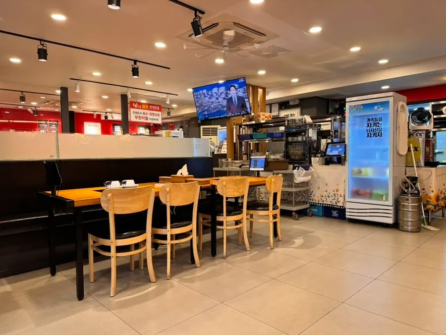 Seating with the table-order kiosk