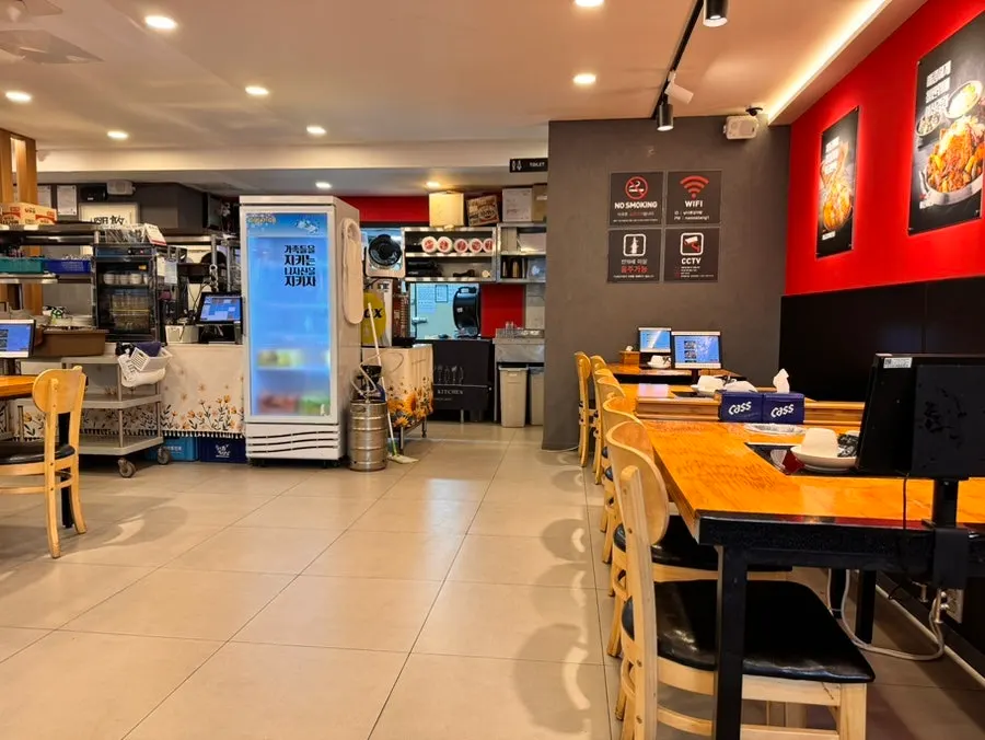 Self-serve broth and instant noodle station