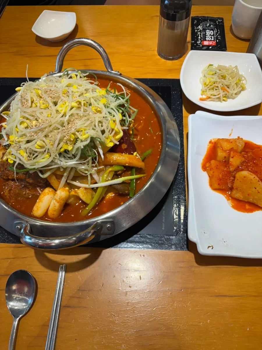 Table set with the yeoshin-bbyeojjim and side dishes