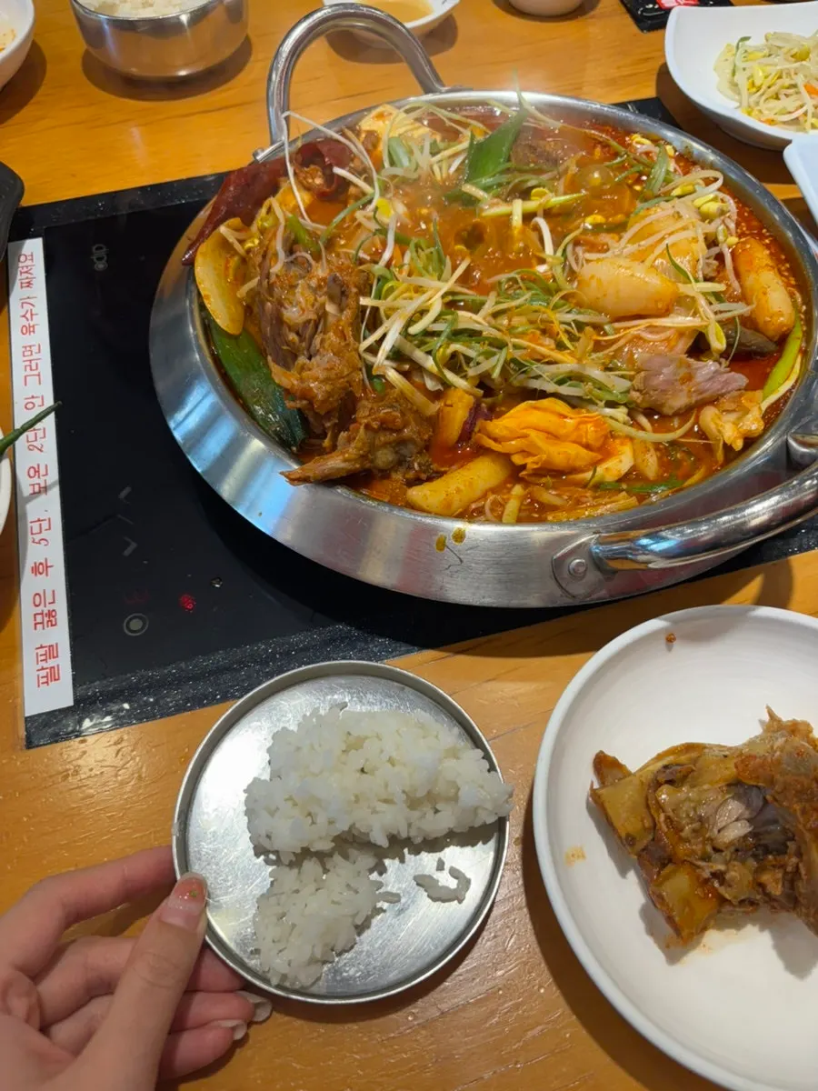 A bite of bone stew eaten with rice