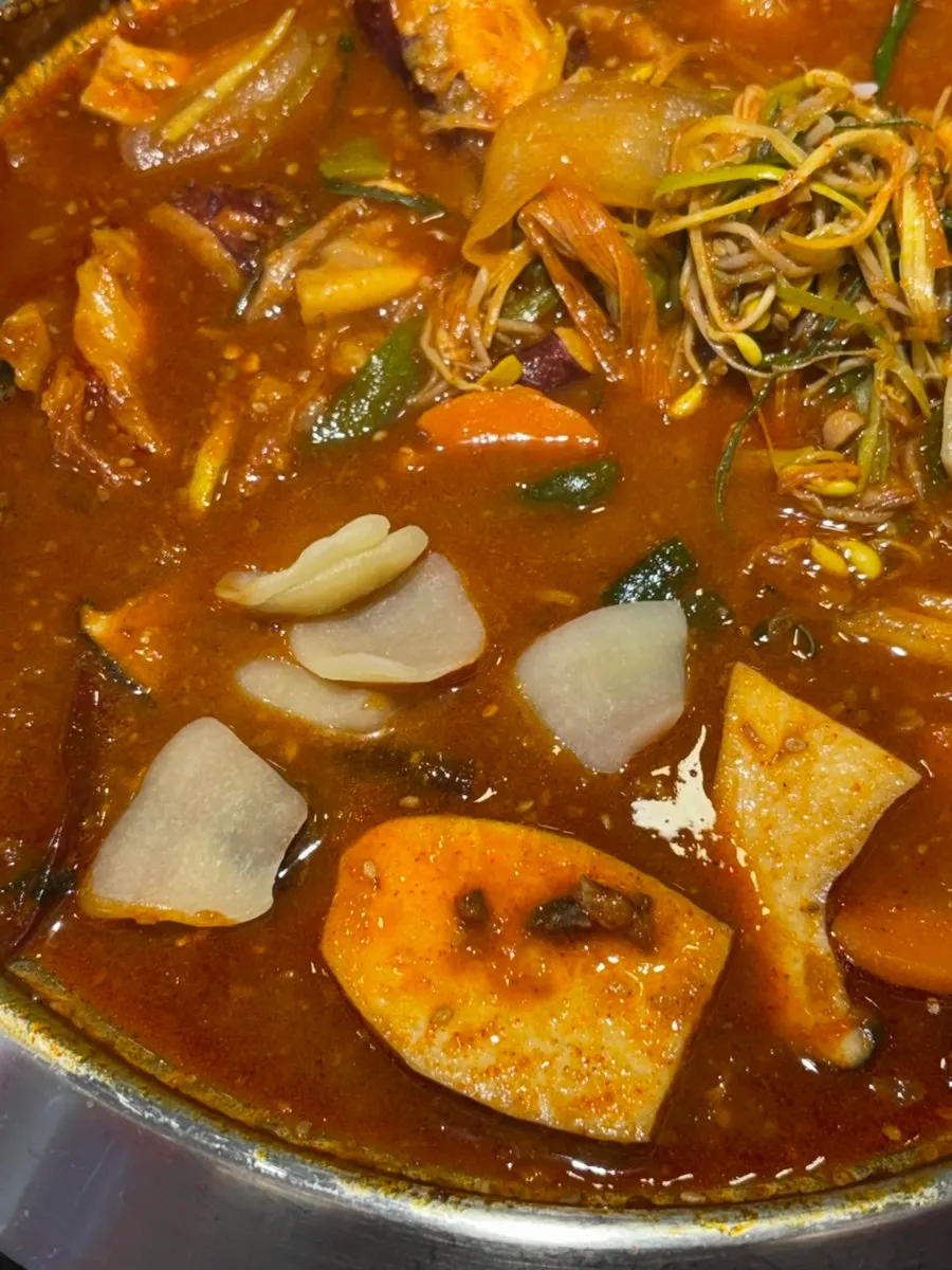 Pot of bone stew with self-bar hand-torn dough noodles added in