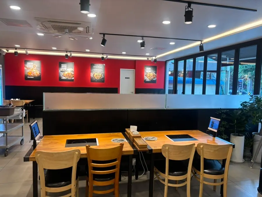 Spacious dining hall at Namdareun Gamjatang with many tables