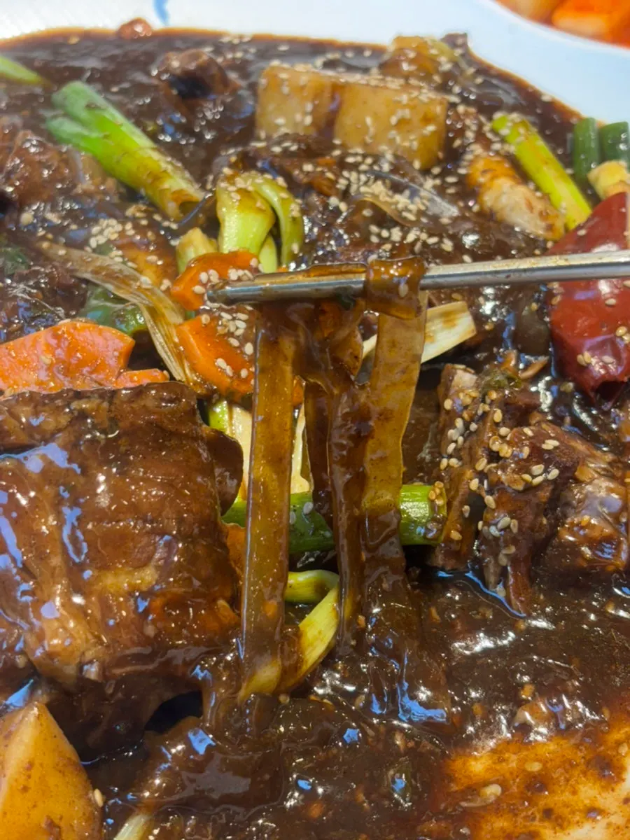 Glass noodles coated in the bone stew sauce