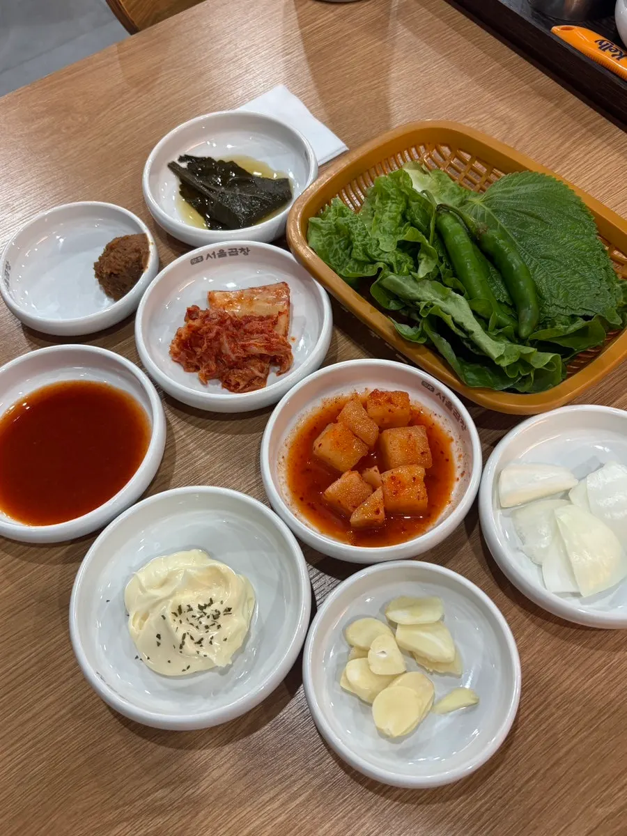 푸짐하게 차려진 밑반찬 상차림