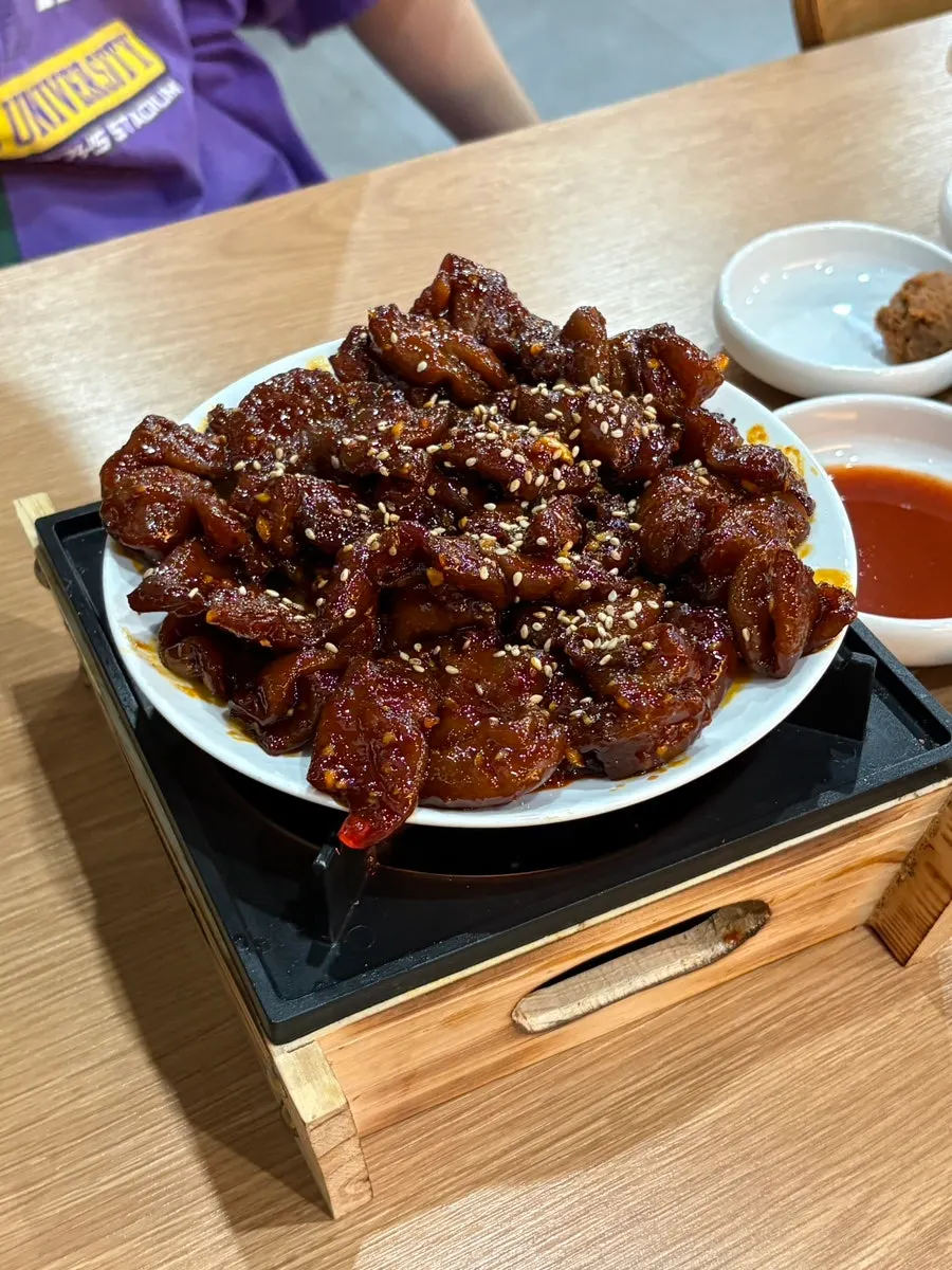 철판에 담겨 나온 매운 곱창구이