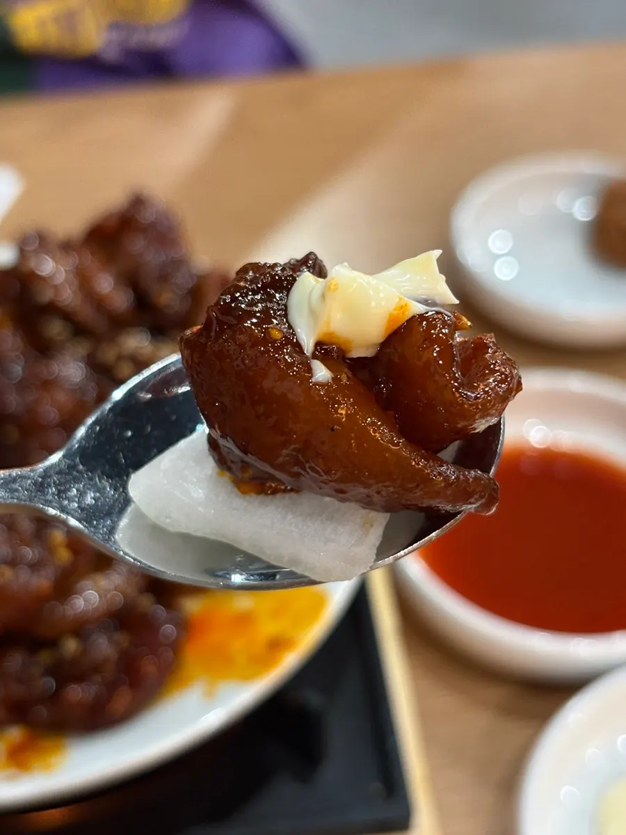촛불로 따뜻하게 유지되는 곱창구이 철판