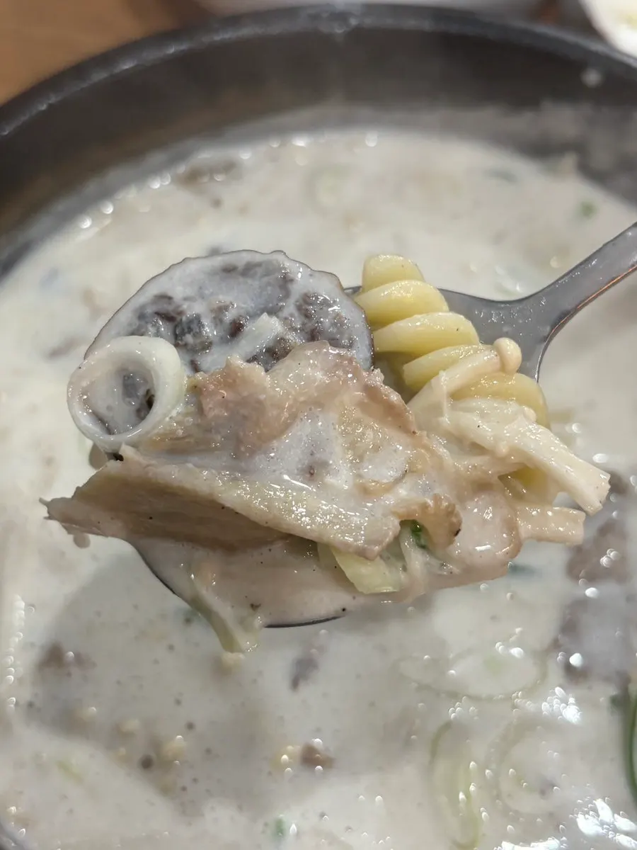 건더기가 푸짐한 크림순대국밥 국물