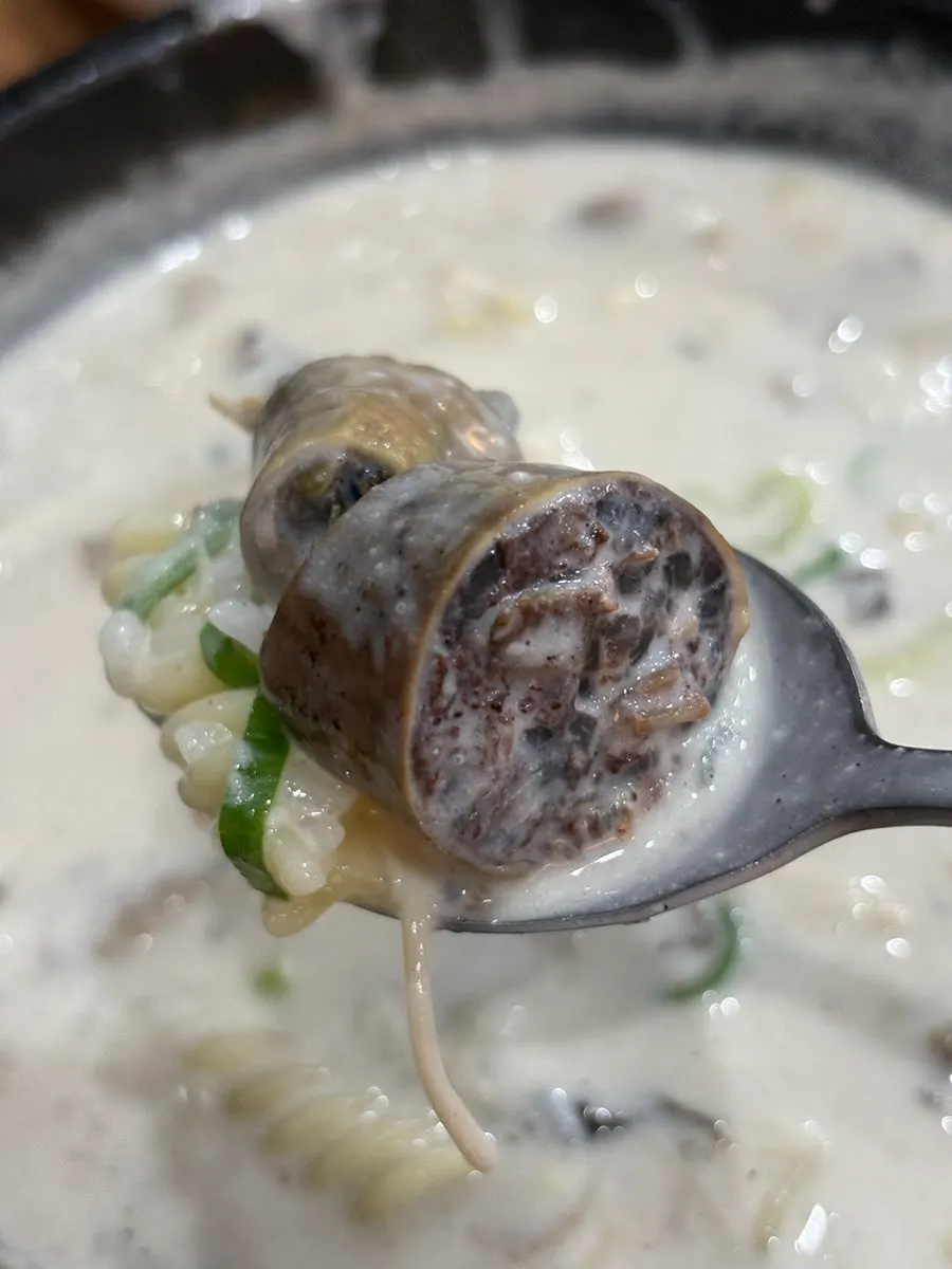 곱창구이와 크림순대국밥을 함께 차린 테이블