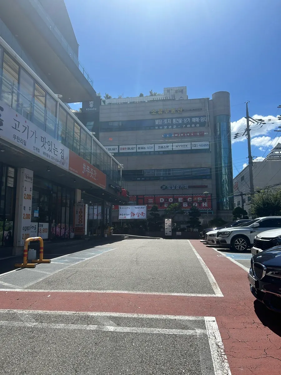 Entrance to the free dedicated parking lot in front of the building