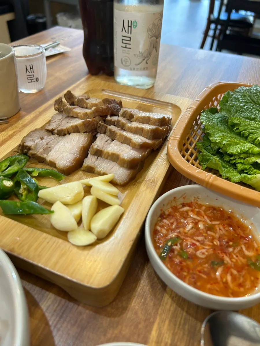 Basic side dishes: peppers, seokbakji, ssamjang, and minced garlic