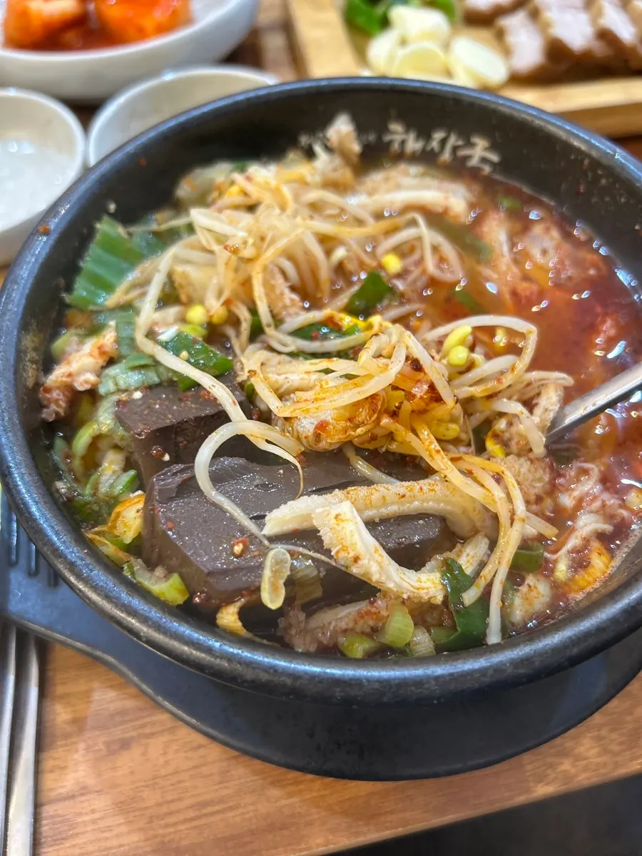 Tripe soup broth mixed with minced garlic