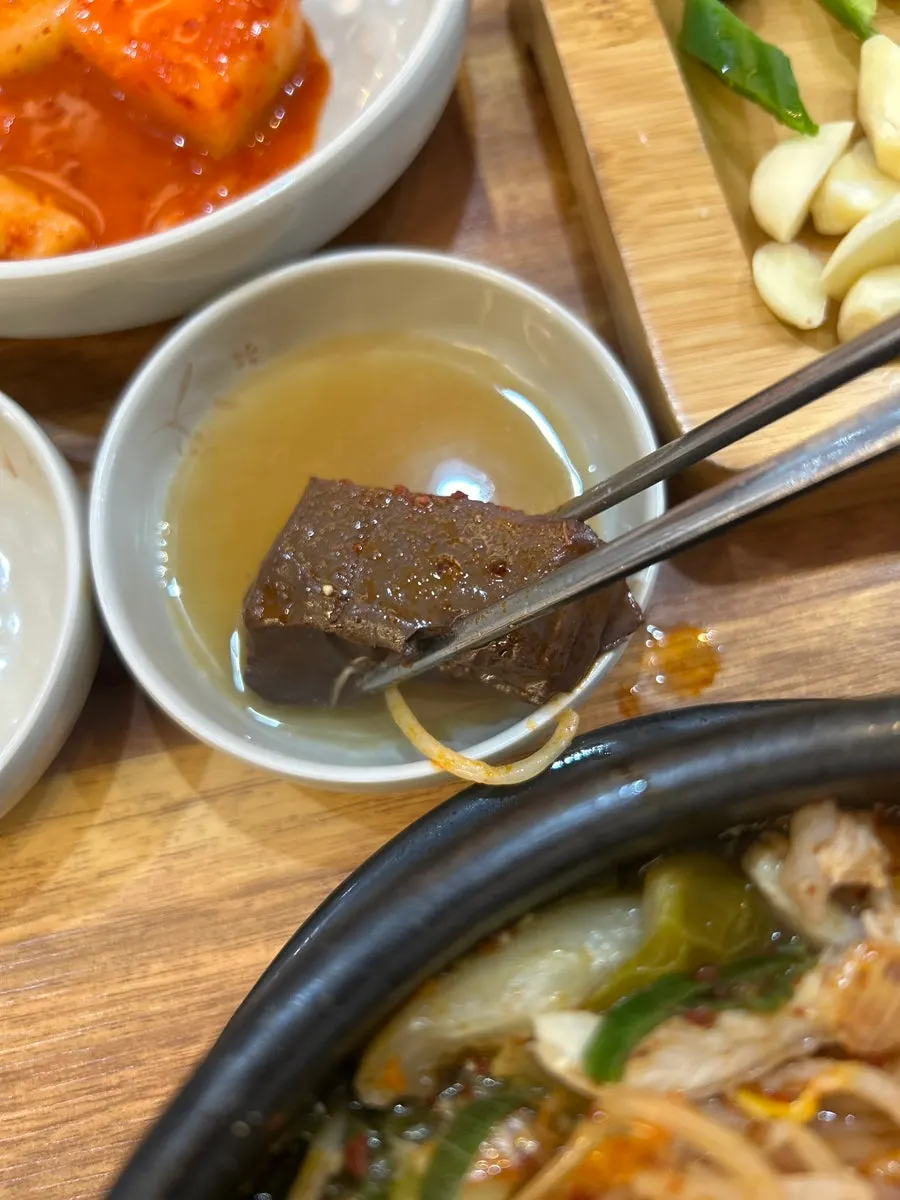 Tripe soup filled with blood cubes, bean sprouts and scallions
