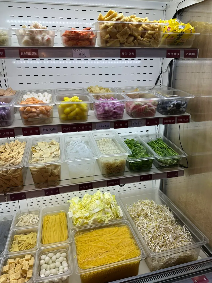 Ingredient display with panda- and watermelon-shaped fenzi
