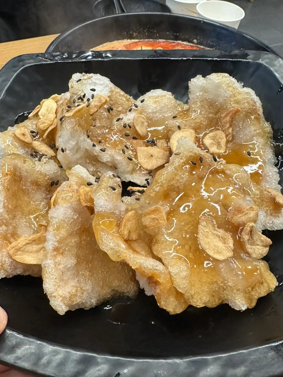 Garlic mini quabaorou topped with garlic flakes