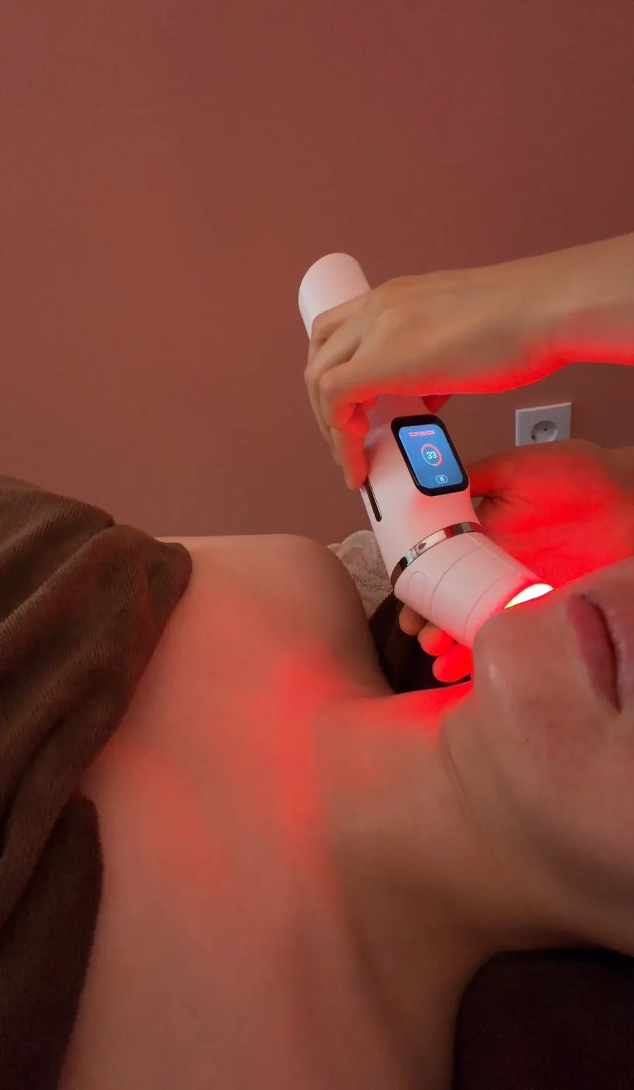 Loosening the scalp and décolletage before treatment