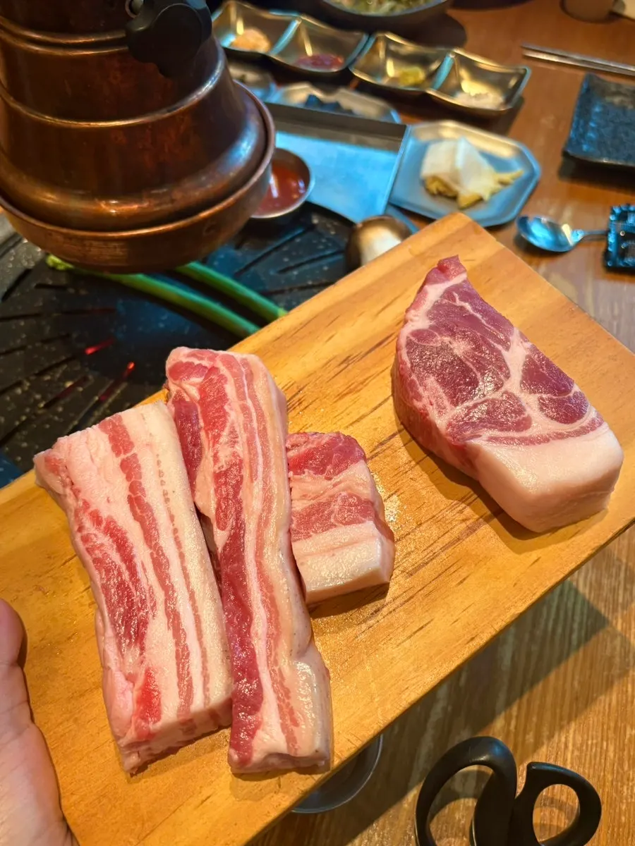 Two-person black pork bansang with belly and neck cuts