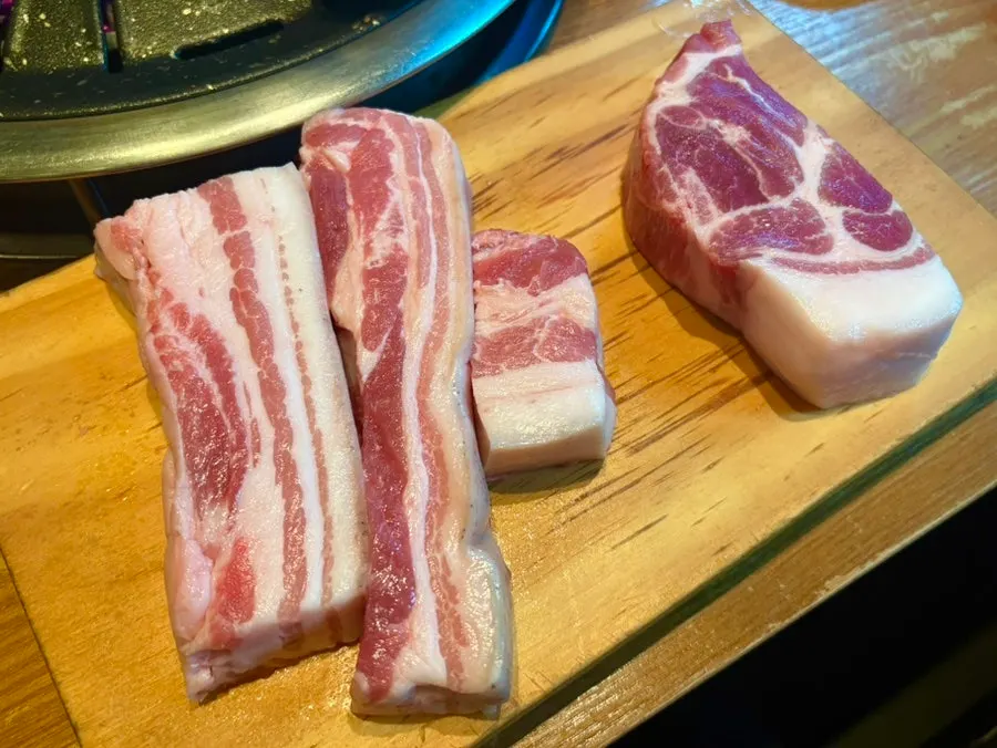 Plate of black pork bansang set