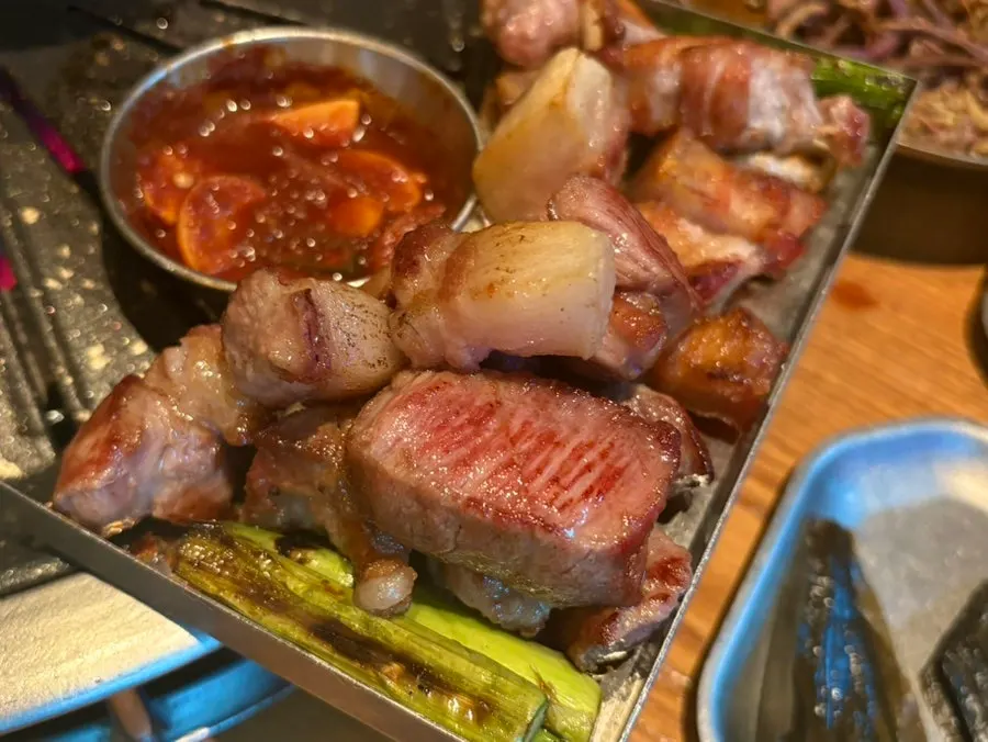 Black pork eaten with white kimchi