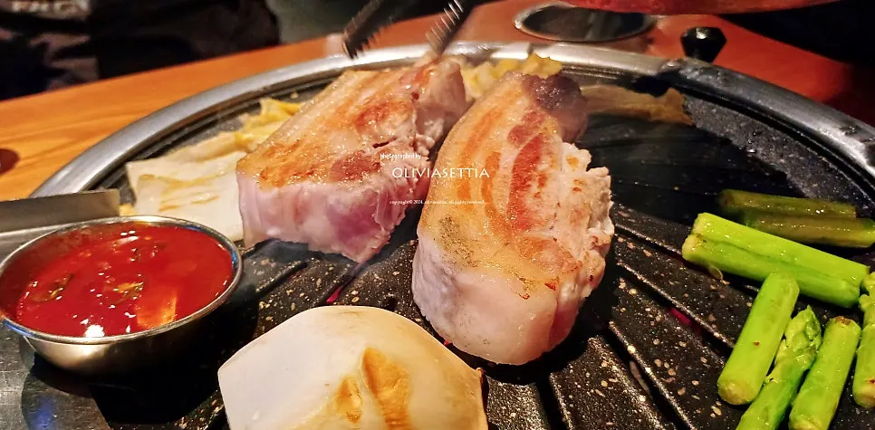 흑돼지 오겹살과 밑반찬 세팅 가로 사진