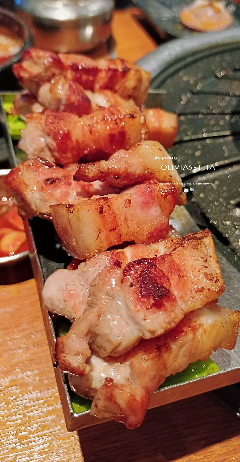 불판 위 오겹살과 구운 나물