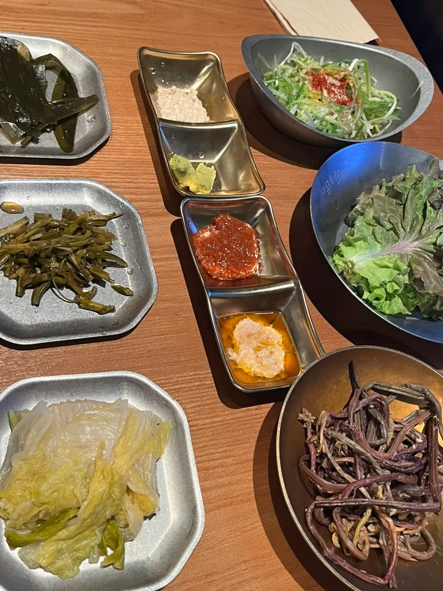 명이나물 백김치 고사리가 놓인 제주반상 기본 상차림