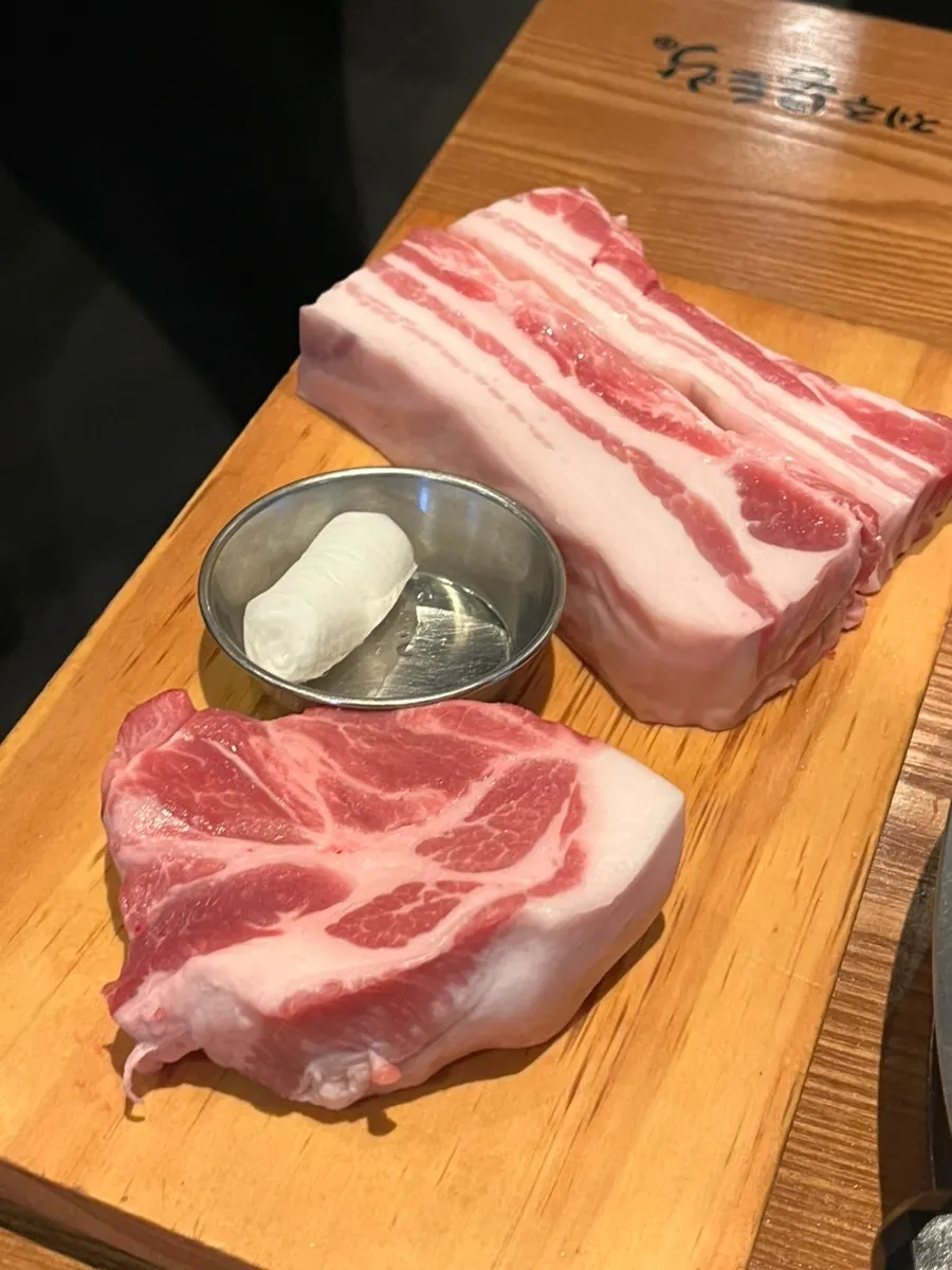 선홍빛 흑돼지 오겹살과 목살 생고기 접시