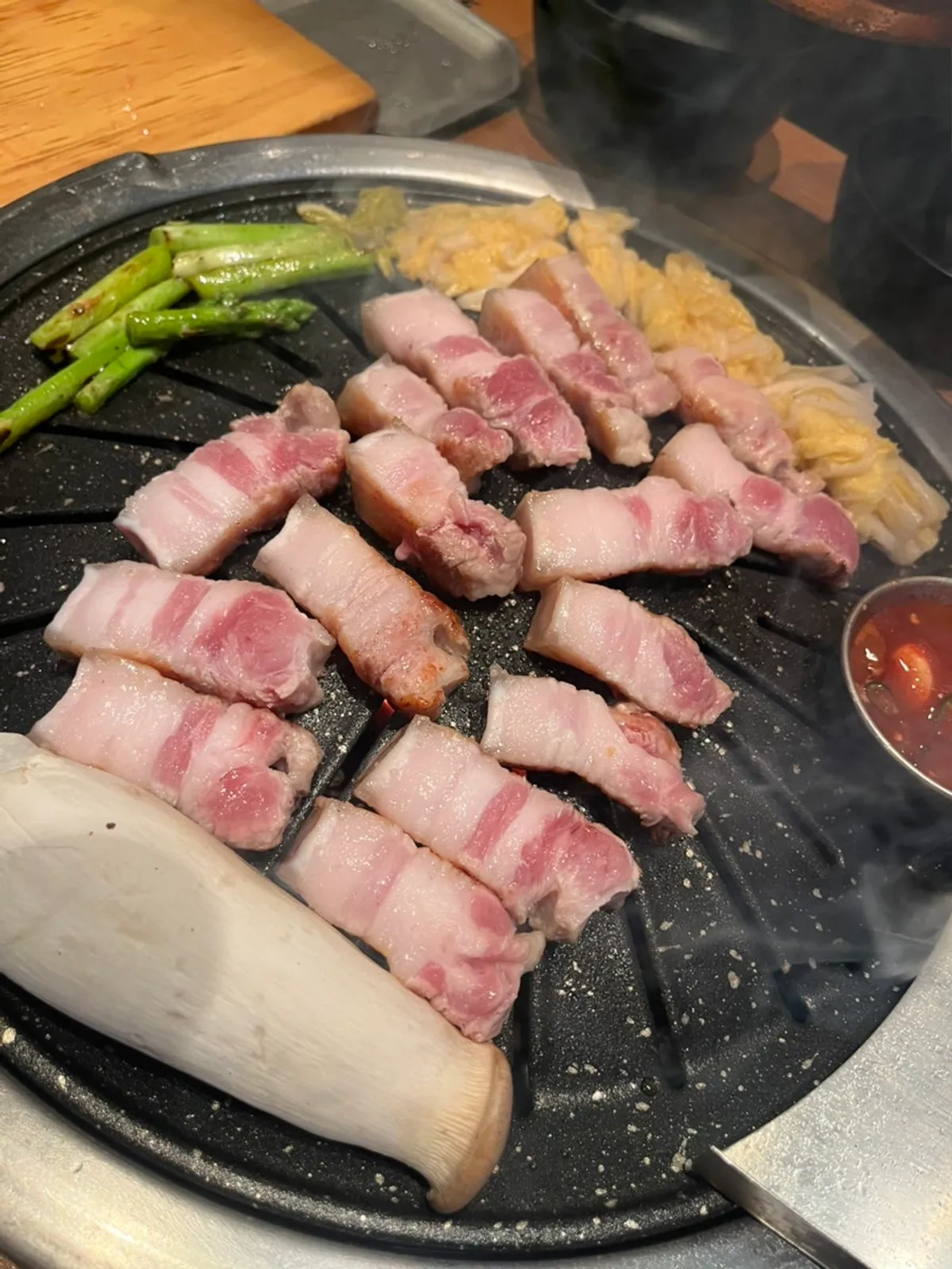 숯불 위 오겹살과 버섯 아스파라거스 백김치