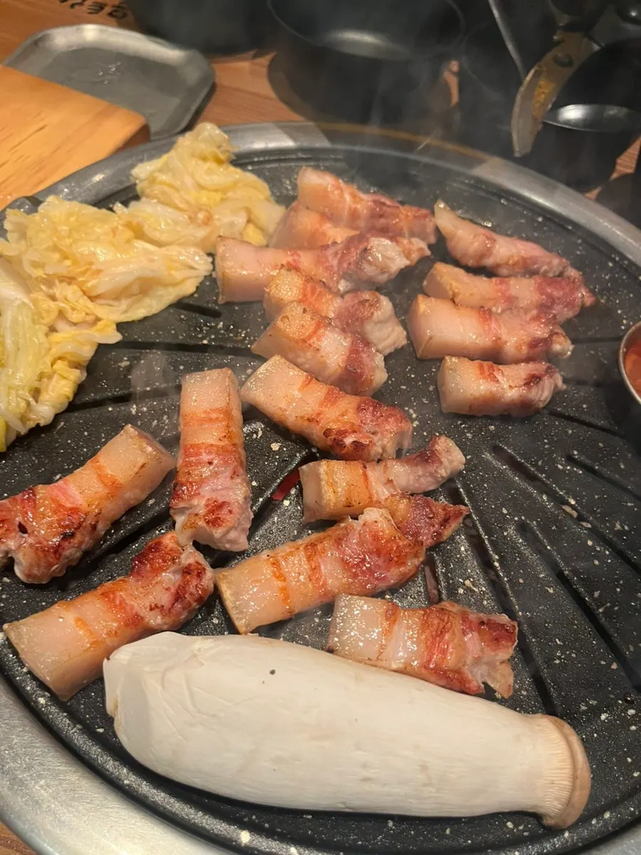 노릇하게 익어가는 흑돼지 오겹살