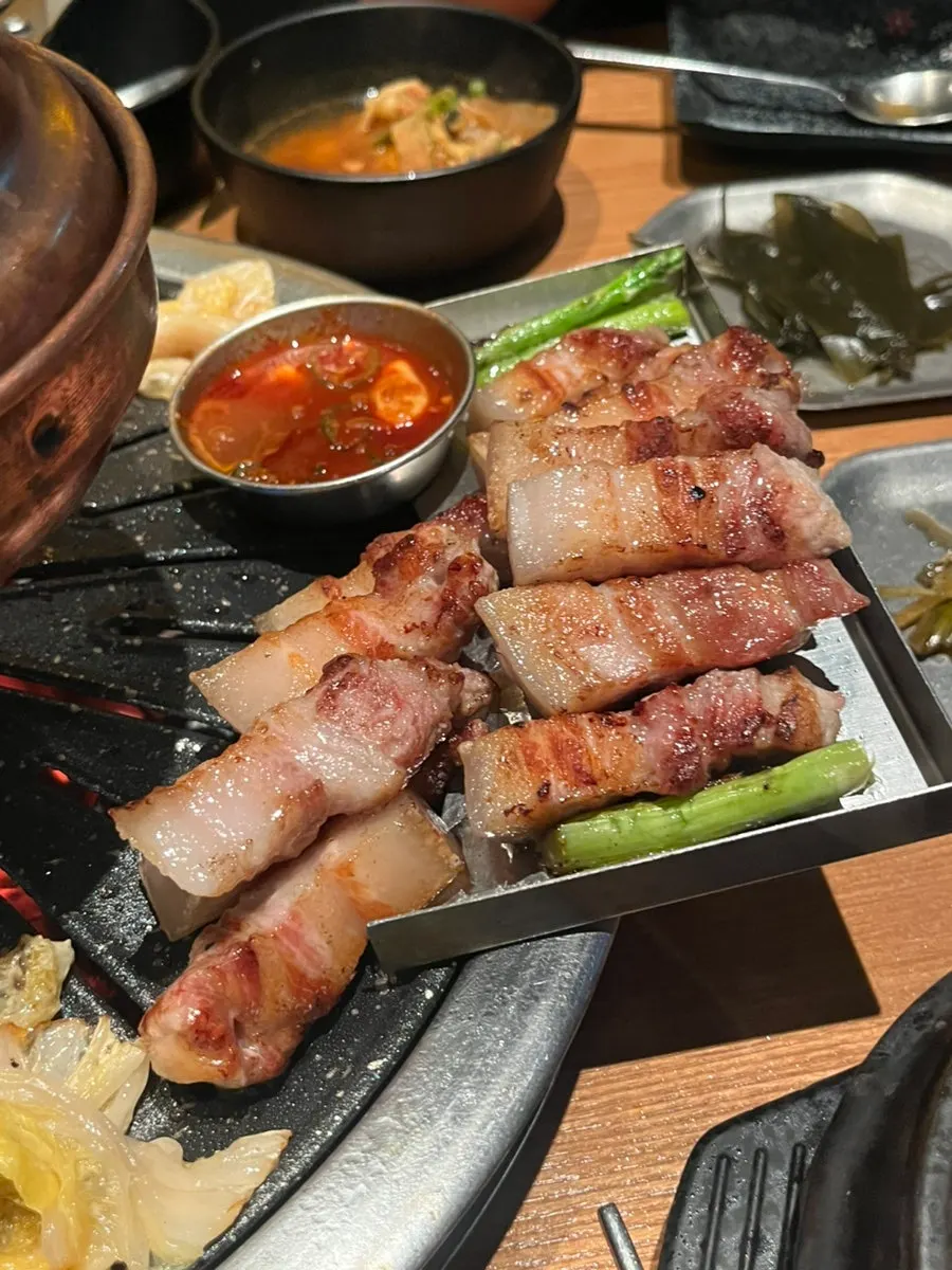 철판에 올려진 다 익은 오겹살