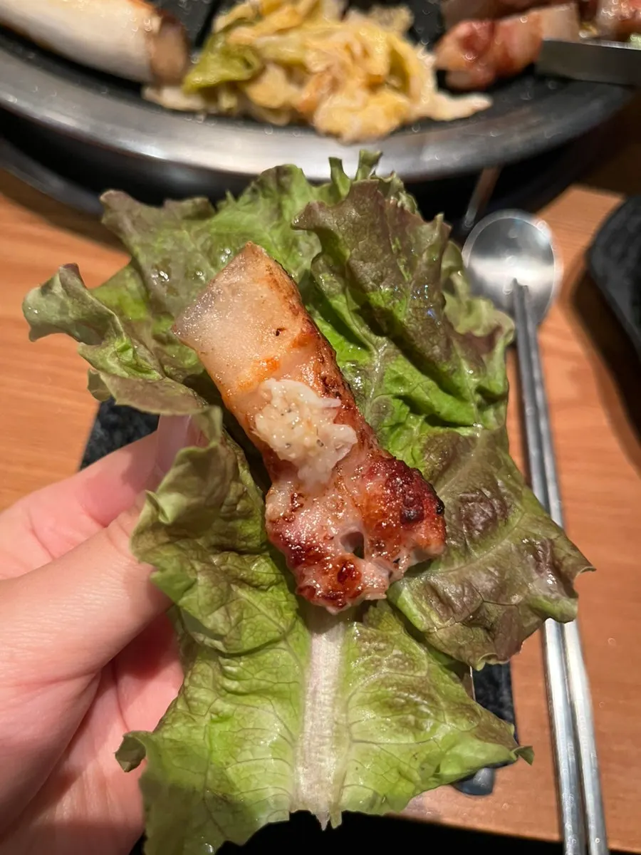 새우젓 마늘 참기름장을 올린 오겹살 한 점