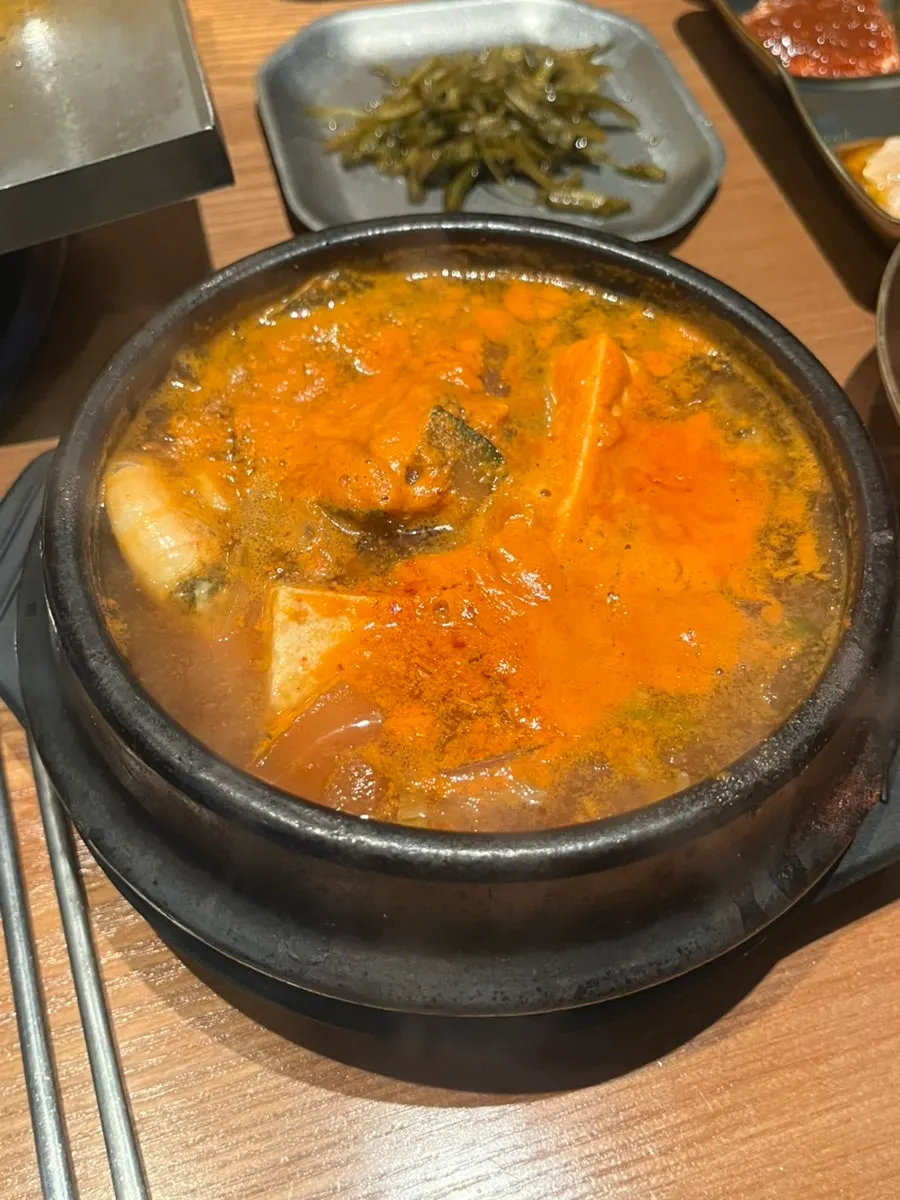 조개와 두부가 든 해물 된장찌개