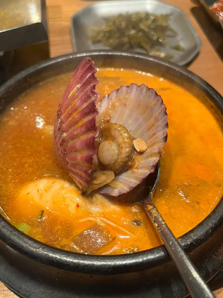 끓고 있는 제주반상 해물 된장찌개